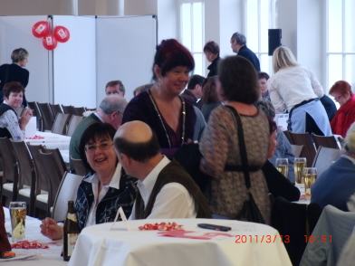 CIMG0178_im Saal-05 unerwartet aber erhofft Bekannte aus Puch.jpg
